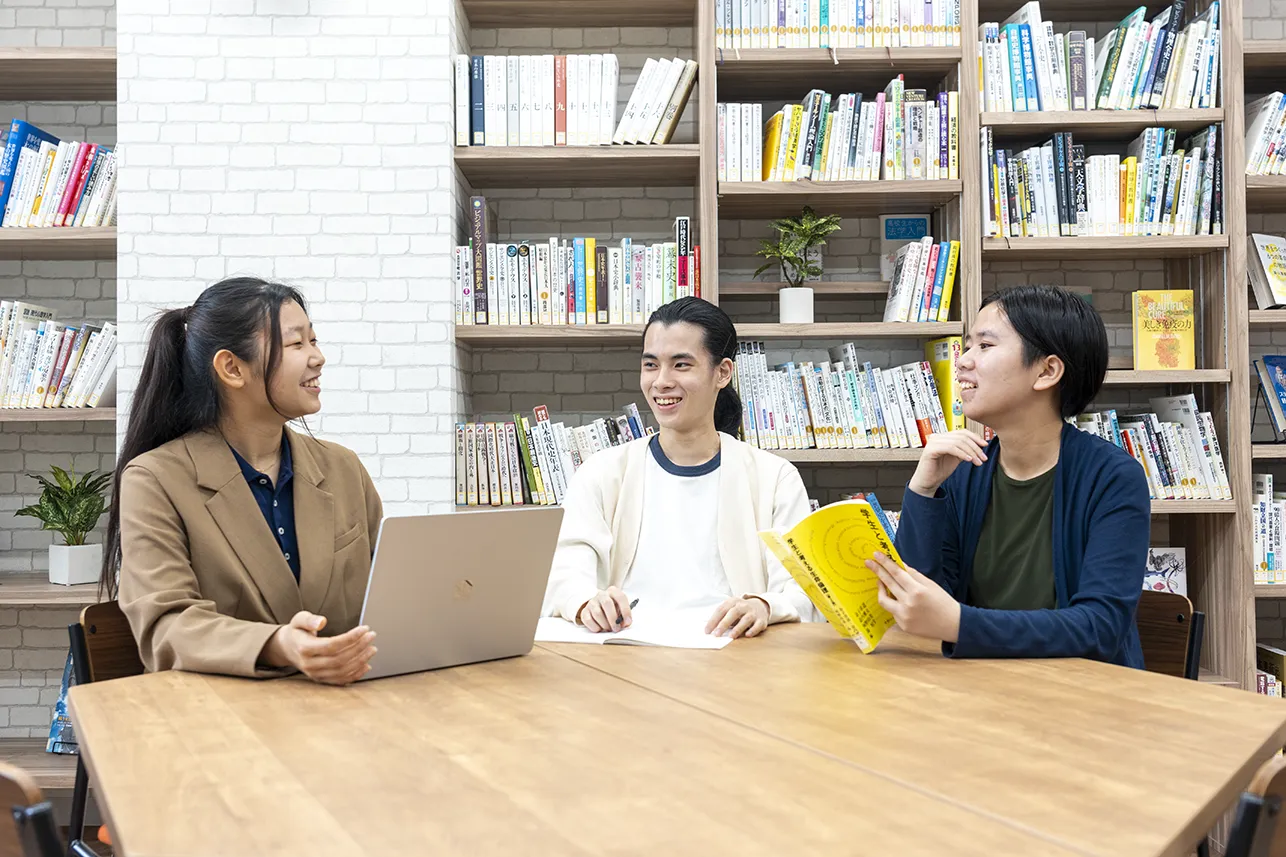 ワオ高等学校の学習風景